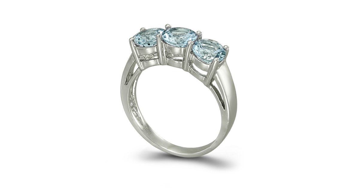Ring with 3 round aquamarines